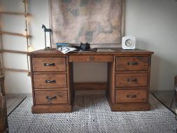 biurko z litego drewna