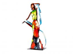 rzeźba z metalu nowoczesna kolorowa postać kobiety