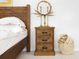szafka nocna z drewna rustykalna do sypialni sosnowa wysoka