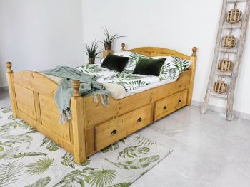 łóżko z drewna świerkowego
