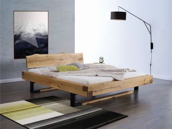 Łóżka w modnym połączeniu drewna z metalem