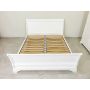 białe łóżko drewniane ze stelażem