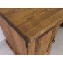 drewniane biurko whisky