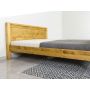 drewniane klasyczne łóżko do sypialni
