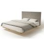 drewniane łóżko w nowoczesnym stylu