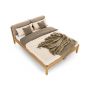 drewniane łóżko