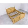 drewniane łóżko rzeźbione