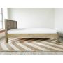 drewniane łóżko sosnowe bok