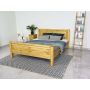 drewniane łóżko w naturalnym kolorze