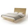 drewniane łóżko w stylu skandynawskim