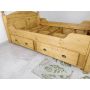 drewniane łóżko z szufladami