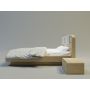 drewniane łóżko z tapicerowanymi zagłówkami