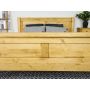 drewniane łóżko z wysokim zanóżkiem