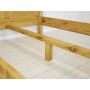 klasyczne drewniane łóżko do sypialni