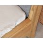 łóżko drewniane zbliżenie