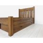 łóżko z drewna do sypialni