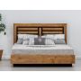 łóżko z drewnianym zagłówkiem