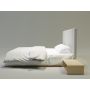 łóżko z tapicerowanym wezgłowie