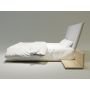 łóżko z tapicerowanym zagłówkiem w stylu skandynawskim