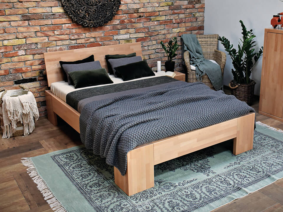 łóżko z drewna