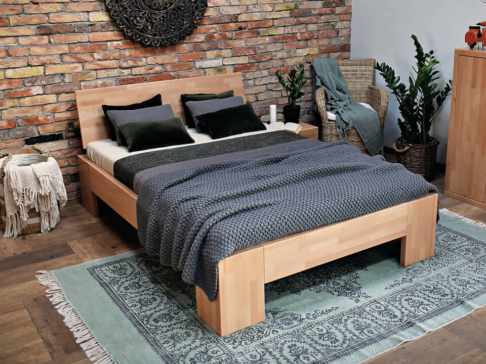 łóżko drewniane