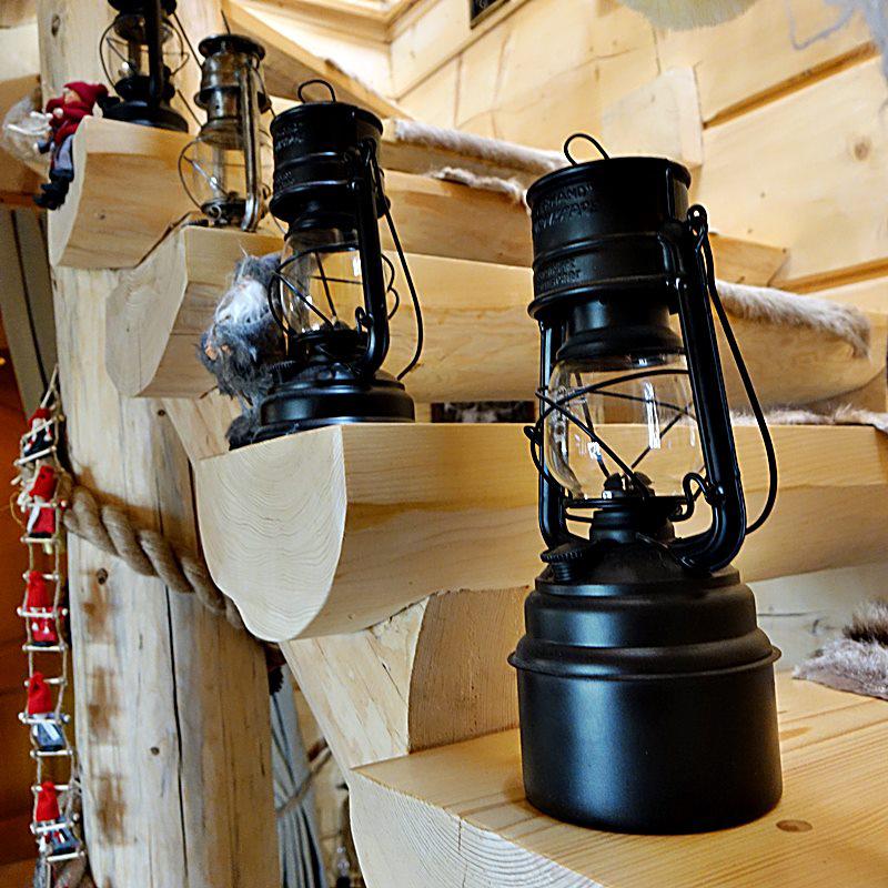 Lampy na drewnianych schodach