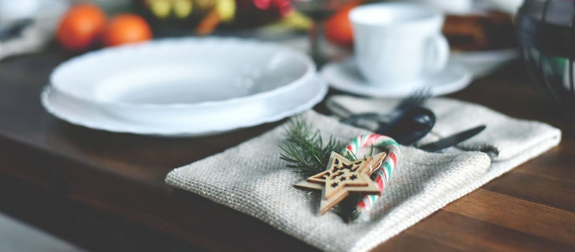 Świąteczna jadalnia w stylu farmhouse - inspiracje i praktyczne porady