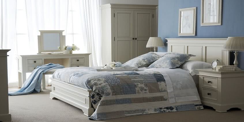 Subtelna i romantyczna sypialnia z białymi łóżkami w stylu shabby chic