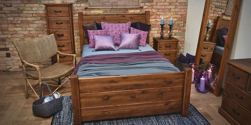drewniane rustykalne postarzane meble do sypialni