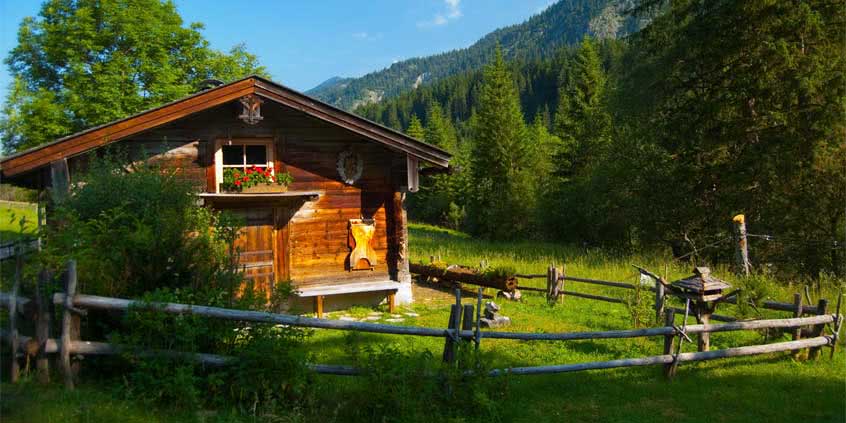 Dom drewniany na wsi