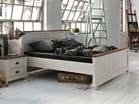 łóżko z drewna w stylu prowansalskim